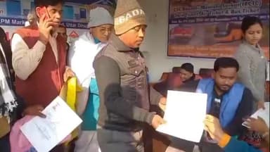 চোপড়া: কেন্দ্রীয় সরকারের সংশোধিত নাগরিকত্ব আইন এর অধীনে আবেদনের সুবিধার্থে সোমবার চোপড়ার তিনমাইল এলাকায় ধর্মীয় শংসাপত্র বিতরণ