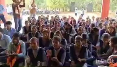 निवास: फीस वृद्वि कम को लेकर एव्हीवीपी ने शासकीय महाविद्यालय निवास पर चक्काजाम कर किया प्रदर्शन