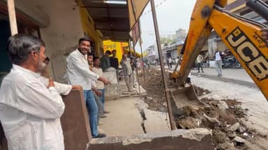 बकानी: बकानी के माचल पुर रोड पर दुकानों के बाहर का अस्थायी अतिक्रमण जैसीबी की सहायता से हटाया गया