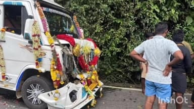 താമരശ്ശേരി: താമരശ്ശേരി ചുരത്തിൽ ലോറിയും ട്രാവലറും കൂട്ടിയിടിച്ച് ഗതാഗത തടസ്സം