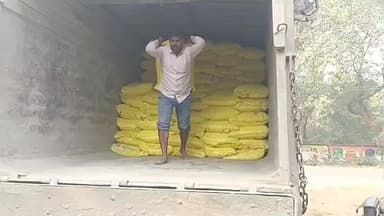 गुठनी: गुठनी के बिस्कोमान भवन में 500 बोरी यूरिया पहुंचने से किसानों में खुशी