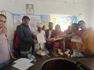 बरकागाँव: बड़कागांव में 'सरकार आपके द्वार' कार्यक्रम में ग्रामीणों को जॉब कार्ड दिया गया