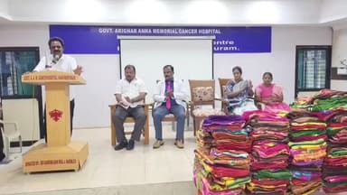 காஞ்சிபுரம்: பேரறிஞர் அண்ணா புற்றுநோய் மருத்துவமனையில் காஞ்சிபுரம் எம்எல்ஏ,பெண்கள் நலன் காக்கும் நடமாடும் மருத்துவ பரிசோதனை வாகனத்தையும் பார்வையிட்டார்