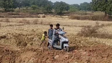 बरकागाँव: बड़कागांव: भगवान बागी से चंदौल तक अनियमित तरीके से हो रहा सड़क निर्माण