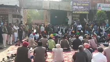 ਮਮਦੋਟ: ਸੁਧਾਰ ਕਮੇਟੀ ਵੱਲੋਂ ਨਗਰ ਪੰਚਾਇਤ ਦਫਤਰ ਦੇ ਅੱਗੇ ਦਿੱਤਾ ਧਰਨਾ ਸਰਕਾਰ ਅਤੇ ਨਗਰ ਪੰਚਾਇਤ ਦੇ ਖਿਲਾਫ ਕੀਤੀ ਨਾਰੇਬਾਜੀ