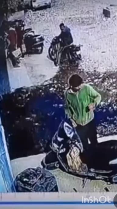 गुरुग्राम: गुरुग्राम में कार सवार हमलावरों की गुंडागर्दी, डिलीवरी बॉय पर कुल्हाड़ी से किया वार, मरा समझकर भागे