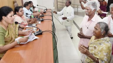 காஞ்சிபுரம்: மக்கள் நல்லுறவும் மைய கூட்ட அரங்கில் மாவட்ட ஆட்சியர் பொதுமக்களிடமிருந்து கோரிக்கை மனுக்களை பெற்றார்