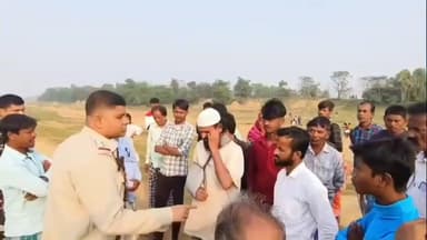 খানাকুল ১: বালি তোলাকে কেন্দ্র করে পরিদর্শন,ভেউটিয়ায় গ্রামবাসীর বিক্ষোভের মুখে পরে এলাকা ছাড়লেন নবান্নের অধিকারিকরা