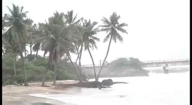 நாகப்பட்டினம்: மாவட்ட முழுவதும் கடல் கடும் சீற்றம் மீன்வளத்துறை எச்சரிக்கை தொடர்ந்து அவசர அவசரமாக கரை திரும்பும் விசைப்படகுகள்