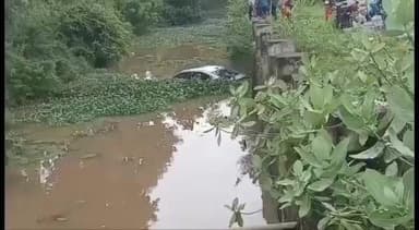 மயிலாடுதுறை: தரங்கம்பாடி அருகேசொகுசு கார் கட்டுப்பாட்டை இழந்து மகி மலை ஆற்றில் கவிழ்ந்து விபத்து 28 மீனவ கிராமத்தினர் கடலுக்கு செல்லவில்லை