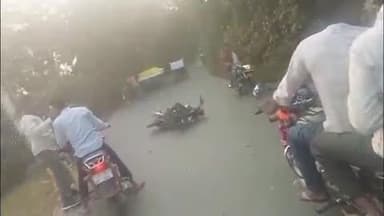 फतेहाबाद: फतेहाबाद के निबोहरा रोड पर कैंटर ने बाइक को मारी टक्कर, बाइक सवार गंभीर, अस्पताल में भर्ती