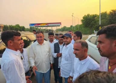 सिणधरी: बाड़मेर जैसलमेर सांसद उम्मेदाराम बेनीवाल सोमवार को सिवाना विधानसभा के सिणधरी में रहे दौरे पर