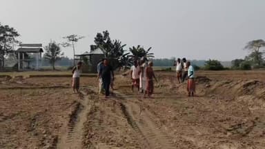 সীতাই: সাত ভান্ডারী তে শ্মশান যাওয়ার দীর্ঘদিনের দুর্ভোগ দূর করতে গ্রামবাসীদের উদ্যোগে শুরু হল নতুন রাস্তা নির্মাণের কাজ