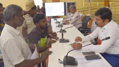 தருமபுரி: ஆட்சியர் அலுவலகத்தில் மக்கள் குறைதீர்க்கும் நாள் கூட்டத்தில் பொதுமக்களிடமிருந்து 530 கோரிக்கை மனுக்களை கலெக்டர் சதீஷ் பெற்றார்