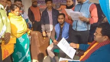 চোপড়ায় CAA আবেদনের জন্য বাংলাদেশ থেকে আসা সংখ্যালঘু উদ্বাস্তু পরিবারের প্রায় ৮০ জনের হাতে ধর্মীয় শংসাপত্র তুলে দিল বিজেপ...