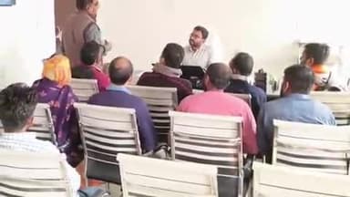 पताही: पताही बीडीओ की अध्यक्षता में 40 दिवसीय 'हमारा शौचालय, हमारा सम्मान' अभियान के लिए कर्मियों के साथ बैठक हुई