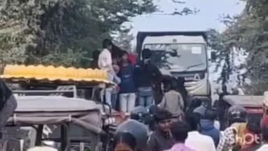 मानसी: माता कात्यायनी जाने वाली मुख्य रेलवे रिटायर्ड पुल संख्या 50 पर लगा जाम, श्रद्धालुओं को हुई परेशानी