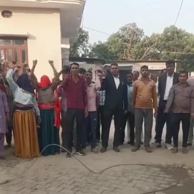 मुंडावर: दौलत सिंह पुरा गांव में हाई टेंशन लाइन का तार टूटकर गिरने से ग्रामीणों ने बिजली विभाग के खिलाफ किया धरना प्रदर्शन