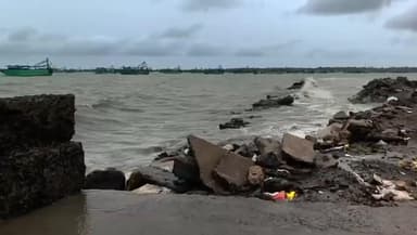 இராமேஸ்வரம்: ராமேஸ்வரம் அக்னி தீர்த்த கடற்கரை வழக்கத்திற்கு மாறாக சற்று சீற்றம்