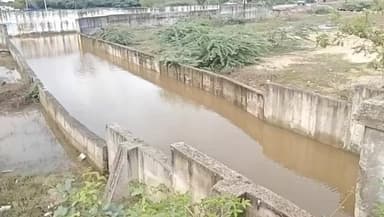 இராமநாதபுரம்: ராமநாதபுரம் அருகே லாந்தை ரயில்வே சுரங்க பாலத்தில் மழை நீர் சூழ்ந்தத்தால் லாந்தை கிராமம் துண்டிப்பு; பொதுமக்கள் அவதி