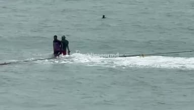 இராமேஸ்வரம்: நடுக்கடலில் நங்கூரமிட்டு இருந்த நாட்டுப் படகில் கடல் நீர் புகுந்து படகு நடுக்கடலில் மூழ்கியது: