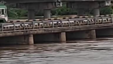 திருச்செந்தூர்: புன்னக்காயல் ஊருக்குள் தாமிரபரணி ஆற்று வெள்ள நீர் செல்லாத வண்ணம் ஊர் மக்கள் மற்றும் அதிகாரிகள் ஆற்று நீரை வேறு பாதையில் கடலுக்குள் செலுத்தினர்