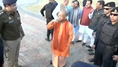 मुख्यमंत्री अयोध्या एसएसपी गौरव ग्रोवर से सुरक्षा व्यवस्था की जानकारी लेते हुए।
#अयोध्या #गौरव #ग्रोवर #सुरक्षा #व्यवस्...