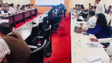 कलेक्टर रौशन कुमार सिंह ने प्रशासनिक संकुल भवन में समयावधि पत्रों की विभागवार समीक्षा की