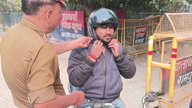 मिलक: थाना शहजादनगर क्षेत्र में यातायात पुलिस अधिकारी ने यातायात के नियम समझाए, कुछ लोगों पर की कार्रवाई