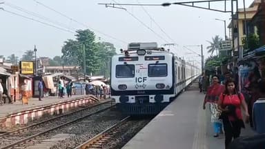 বারাসাত ১: AC লোকালের টিকিট কেটে ট্রেনে ভ্রমন ভবঘুরে শিশুর, বামনগাছি তে হতবাক রেল কর্তৃপক্ষ থেকে রেল যাত্রীরা