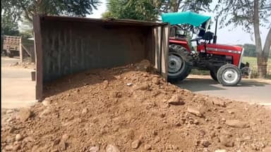 लवाण: लवाण के भट्टा रोड़ पर गाय को बचाने के प्रयास में गिट्टियों से भरी ट्रैक्टर-ट्रॉली बेकाबू होकर पलटी, बड़ा हादसा टला