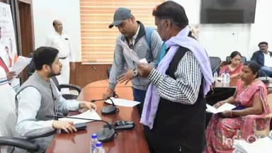 धमधा: जिला कार्यालय के सभाकक्ष में कलेक्टर अभिजीत सिंह ने जनदर्शन कार्यक्रम में जनसामान्य लोगों से मुलाकात कर उनकी समस्याएं सुनीं