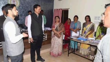 धमधा: दुर्ग संभाग के आयुक्त सत्यनारायण राठौर और कलेक्टर अभिजीत सिंह ने एसआईआर विशेष पुनरीक्षण के तहत मतदाताओं का निरीक्षण किया