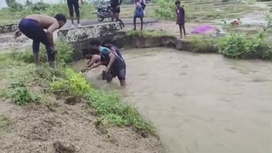 உளுந்தூர்பேட்டை: புகைப்பட்டி கிராமத்தில் ஓடையில் செல்லும் மழை நீரில் வலைகளை வைத்து மீன் பிடித்து மகிழ்ந்த இளைஞர்கள்