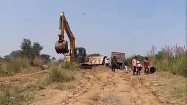 মহম্মদবাজার: অতিবৃষ্টিতে ময়ূরাক্ষী নদীর উপরে থাকা রাস্তা ভেঙে যায়, সেই রাস্তায় সংস্কারের কাজ শুরু করলো মহম্মদ বাজার থানার পুলিশ