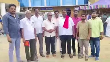 வாலாஜா: ஆட்சியர் அலுவலகத்தில் உடனடியாக அரசு மணல் குவாரி திறந்திட வேண்டும் என வலியுறுத்தி மணல் லாரி உரிமையாளர் சங்கங்களின் கூட்டமைப்பினர் மனு