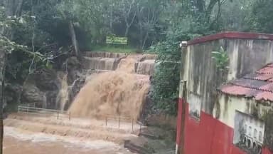 கல்வராயன் மலை: பெரியார் நீர்வீழ்ச்சியில் ஆர்ப்பரித்துக் கொட்டும் தண்ணீரால் சுற்றுலா பயணிகள் குளிக்க தடை விதிப்பு