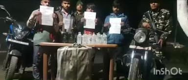 मधवापुर: गंगौर व परसा एसएसबी कैम्प के जवानों ने शराब और बाइक के साथ पांच धंधेबाजों को किया गिरफ्तार