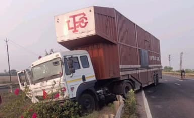 कोलारस: लुकबासा बाइपास स्थित मिश्रा ढाबा के पास तेज रफ्तार कंटेनर ट्रक अनियंत्रित होकर मीडियन पर चढ़ा, टला बड़ा हादसा