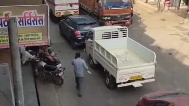 खाचरौद: खाचरौद नगर में मुश्किल भरी सड़क से आमजन के साथ बीमार भी परेशान