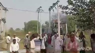 मनिया: किसानों ने बिजली घर पर किया विरोध प्रदर्शन, दिन में थ्री फेस बिजली देने की मांग