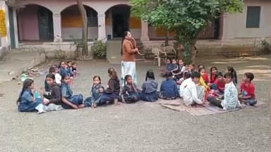 उदयनगर: सोनकच्छ: शासकीय क्लास रूम में एसिड की बोतल फटने से दो छात्राएं घायल