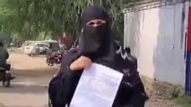 बरहज: महुआडीह थाना क्षेत्र में पड़ोसी युवक पर शारीरिक शोषण का आरोप, वीडियो वायरल करने पर एसपी से न्याय की गुहार लगाई