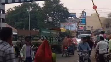 खिरकिया: खिरकिया रेलवे गेट पर रोज जाम से 50 गांवों के लोग और स्कूली बच्चे परेशान, ओवरब्रिज की मांग