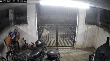 திருவள்ளூர்: மீஞ்சூர் அடுத்த வல்லூர் வடசென்னை மின் நிலை அலுவலர் குடியிருப்பில் வீட்டில் யாரும் இல்லாதபோது நகை மற்றும் வெள்ளி பொருட்கள் திருட்டு