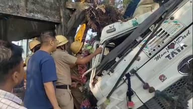 মেখলিগঞ্জ: ছোট কালিরহাটে বালু-পাথর বোঝাই ডাম্পার উল্টে বিপত্তি! গাড়ির ভেতরে প্রায় দু'ঘন্টার অধিক সময় চাপা পরে ছিলো চালক