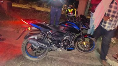 নলহাটি ১: ১৪ নম্বর জাতীয় সড়কের তেজহাটি টোল গেটে দুর্ঘটনায় গুরুতর আহত ২ বাইক আরোহী যুবক, উদ্ধার করে পাঠানো হলো হাসপাতালে