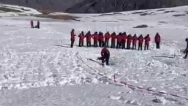 सांगला: इंडियन आर्मी के ट्रेनर प्रद्युम्न नेगी रोहतांग की पहाड़ियों में लोगों को आपदाओं से निपटने के लिए दे रहे प्रशिक्षण