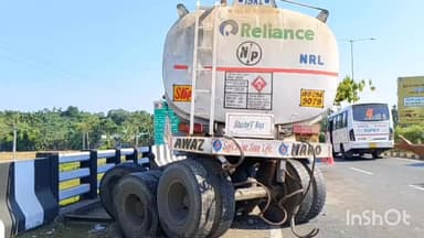 ময়নাগুড়ি: ময়নাগুড়ি থেকে ধূপগুড়ি গামী সড়কের হুসলুডাঙ্গা টোলগেট সংলগ্ন এলাকায় দুর্ঘটনার কবলে তেলের ট্যাঙ্কার
