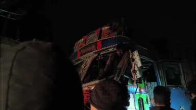 मौजमाबाद: दूदू मौजमाबाद सड़क मार्ग पर देर रात दो ट्रैकों की आमने-सामने जबरदस्त भिड़ंत, चालक की दर्दनाक मौत, परिचालक केबिन में फंसा